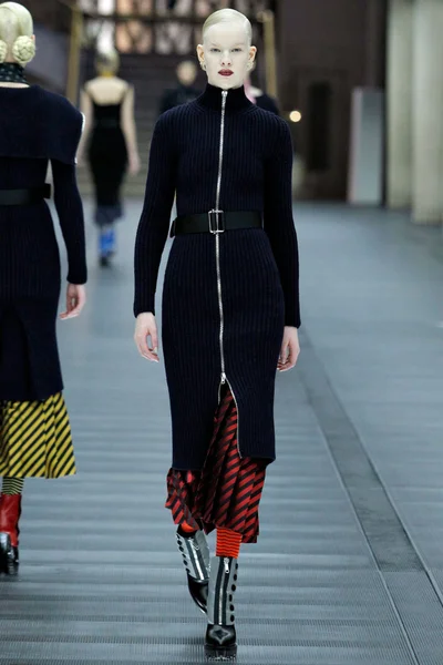 Look 16